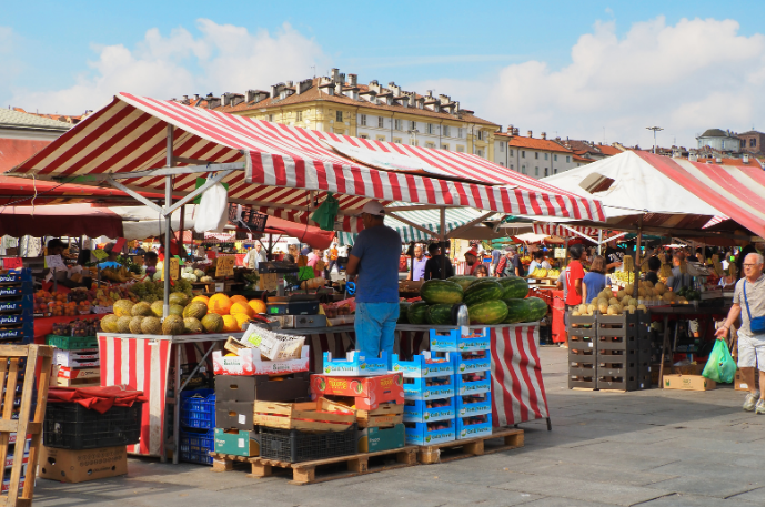 Exposition – Tomates, pastèques et parasols bariolés
